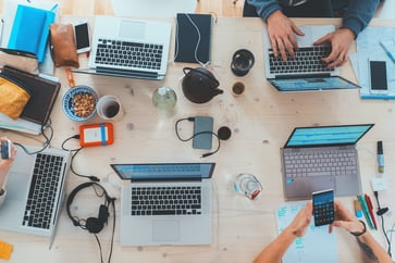Qu’est-ce qu’un hackathon et comment en organiser un avec succès ?