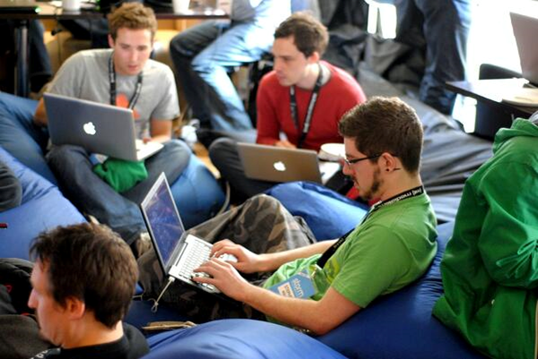 groupe de personnes participant à un hackathon